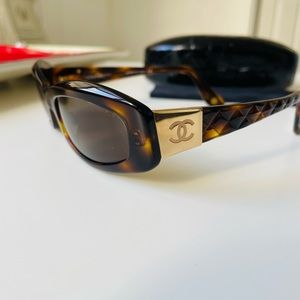 RARE 🧚🏻‍♀️ Vintage Chanel Tortoise gold sunglasses